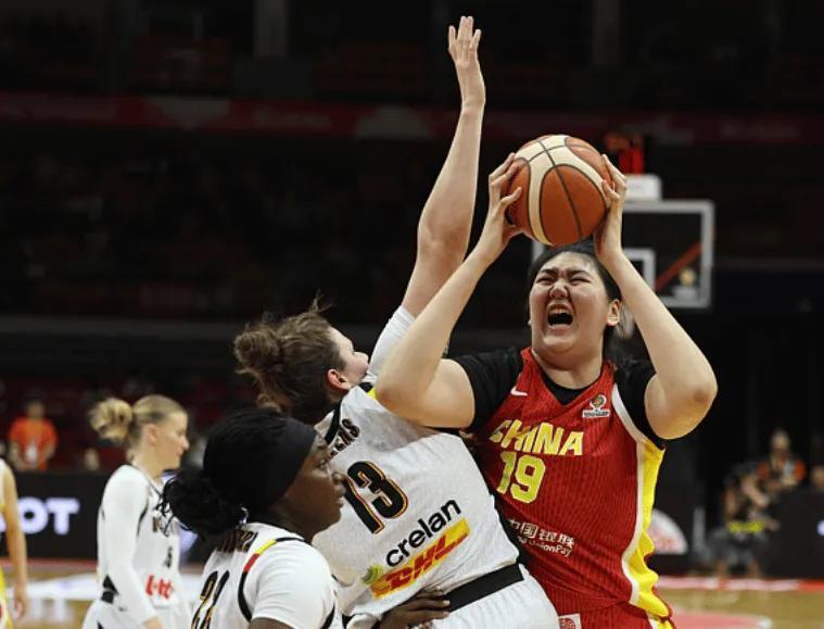 官方电竞押注-女篮惨败比利时！仅靠张子宇，后场+2内线没法看，进攻战术匮乏